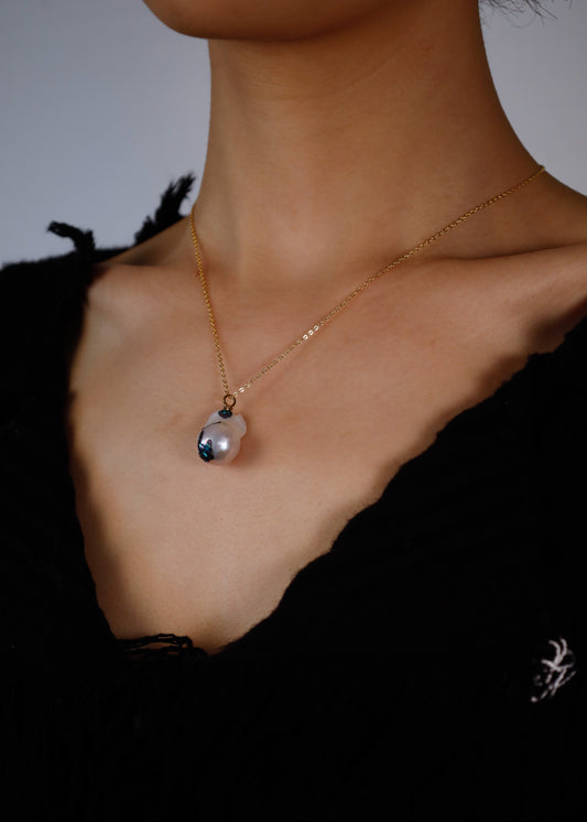 Nacre single Baroque Pearl Necklace